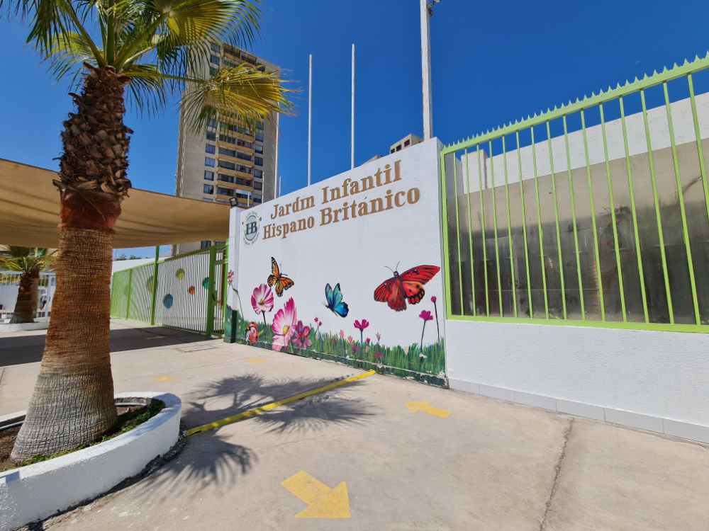 Niños y niñas en el jardín infantil Hispano Británico en Iquique realizando actividades pedagógicas en inglés